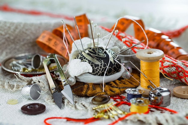 zbiór kolorowych igieł i nici